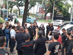 FPII Geruduk Gedung Dewan Pers ” Bubarkan Dewan Pers “
