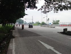 Lintasan Pintu Gerbang  Cigombong Tampak Kumuh Oleh Bangunan Liar Diatas Daerah Milik Jalan