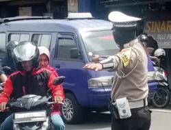 Petugas Lalulintas Polsek Cicurug  Siaga Menjaga Kelancaran Arus Lalin