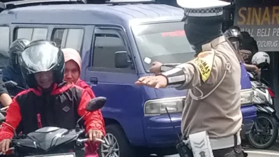 Petugas Lalulintas Polsek Cicurug  Siaga Menjaga Kelancaran Arus Lalin
